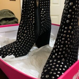 New Vince Camuto Drista Suede Ankle Bootsies.